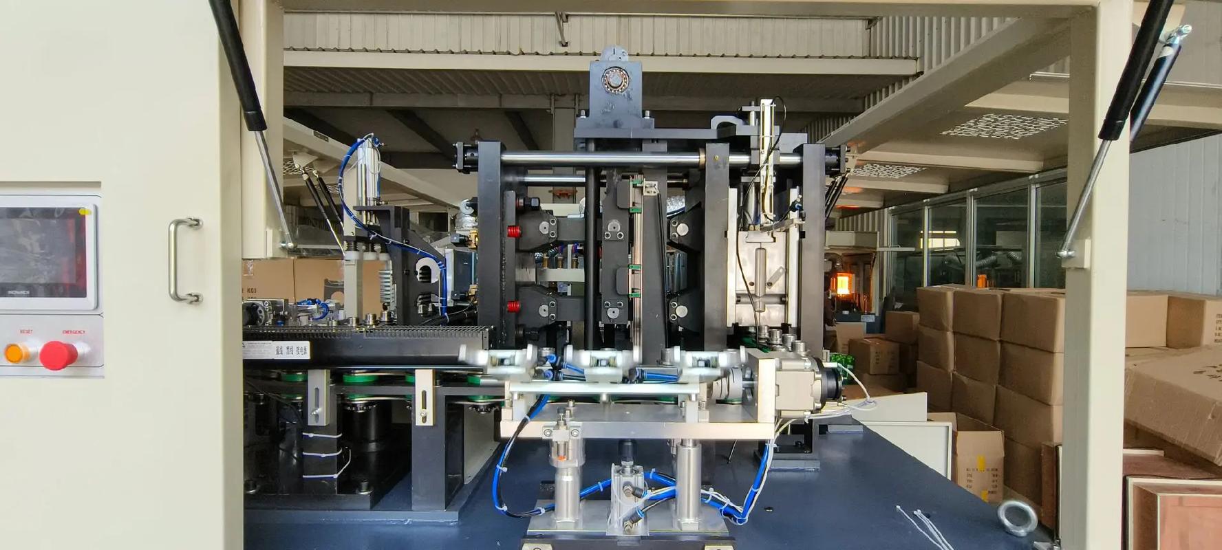 專業(yè)生產(chǎn)廠家 一出三2升全高配PET吹瓶機引領(lǐng)機械設(shè)備新潮流